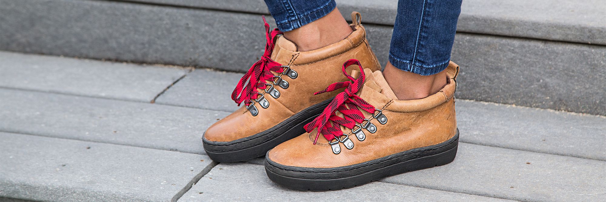Here's three fun and easy ways you can style your hiking sneakers for fall!